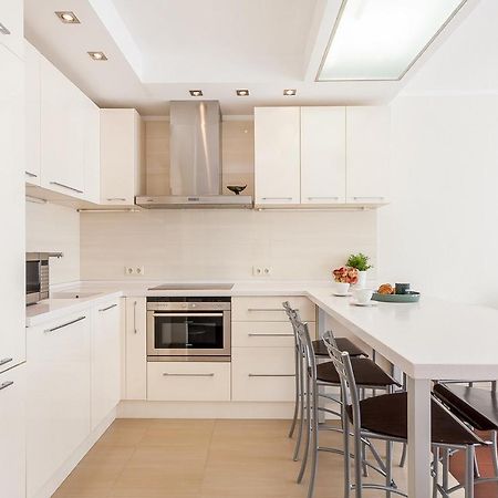 Central Apartment In Gedimino Av By Urban Rent Vilnius Exterior photo